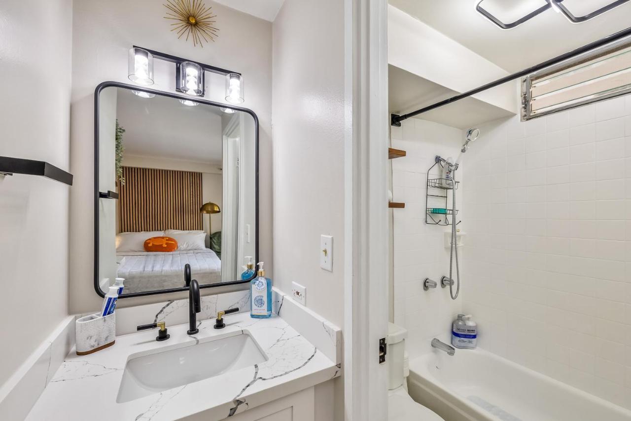 Bright & Cozy Condo Unit With Balcony! Χονολουλού Εξωτερικό φωτογραφία