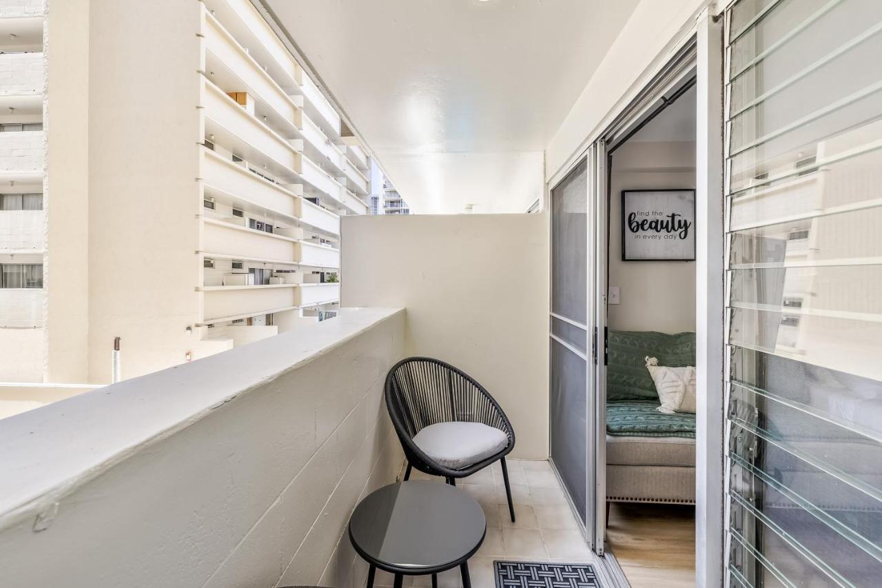 Bright & Cozy Condo Unit With Balcony! Χονολουλού Εξωτερικό φωτογραφία