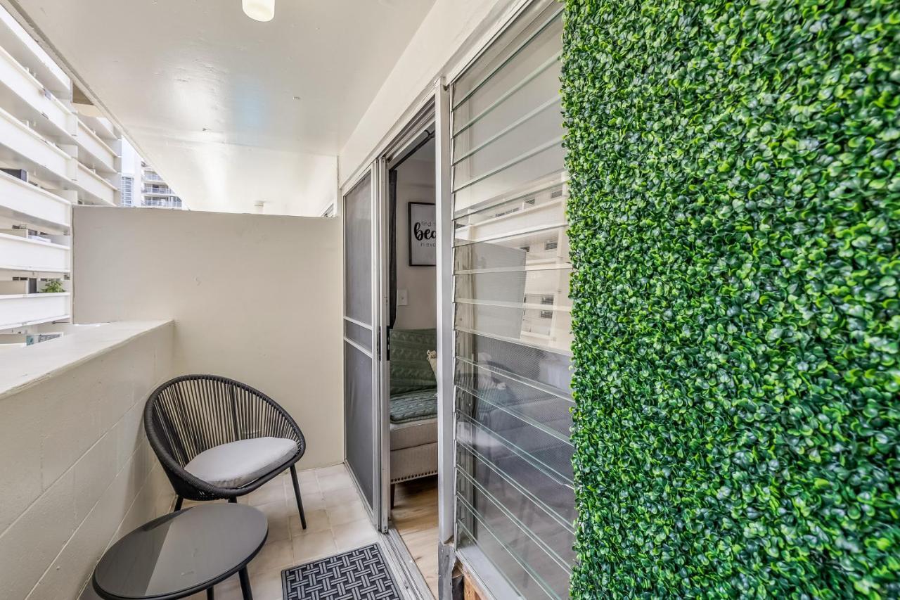 Bright & Cozy Condo Unit With Balcony! Χονολουλού Εξωτερικό φωτογραφία