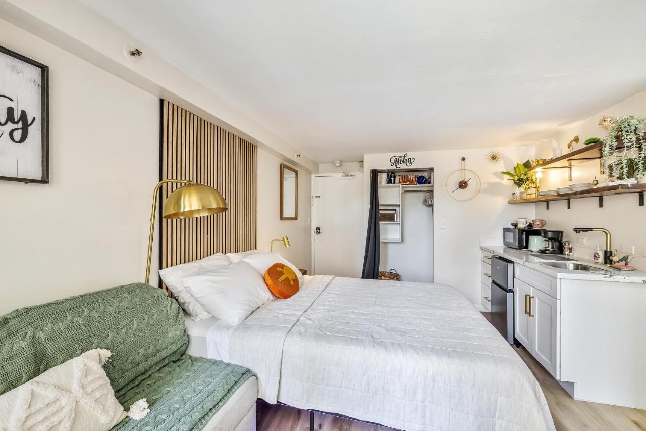 Bright & Cozy Condo Unit With Balcony! Χονολουλού Εξωτερικό φωτογραφία