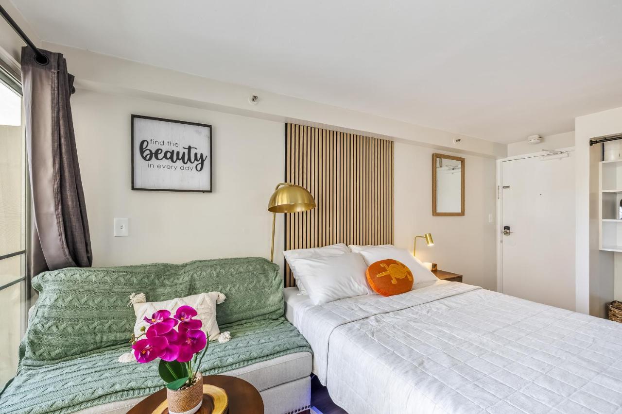 Bright & Cozy Condo Unit With Balcony! Χονολουλού Εξωτερικό φωτογραφία